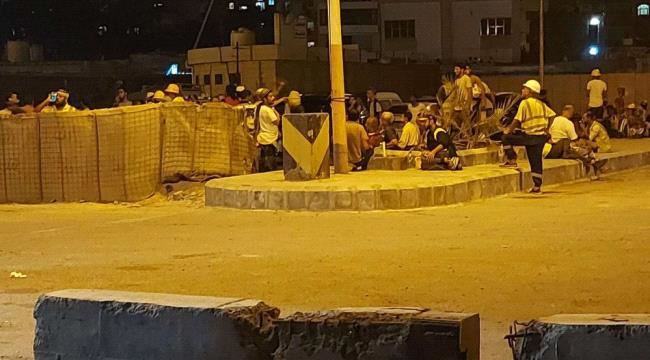
                     عمال الشحن والتفريغ بميناء عدن يعلنون الإضراب الشامل