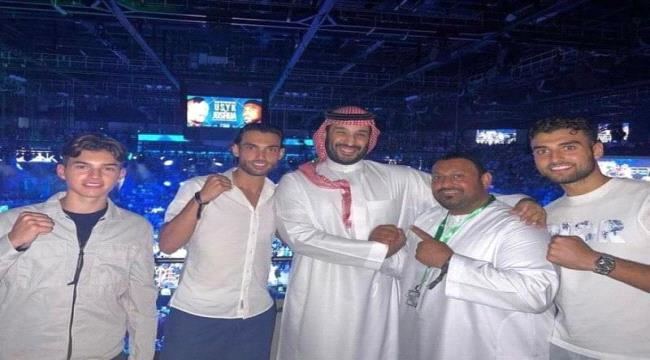 
                     شاهد بطل الملاكمة اليمني نسيم حميد وأبنائه بصحبة ولي العهد السعودي