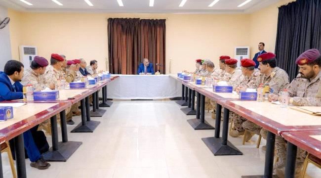 
                     عيدروس الزُبيدي يترأس اجتماعا للقيادات العسكرية بوزارة الدفاع