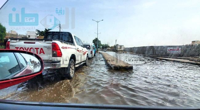 
                     شاهد.. مياه الأمطار تغرق شوارع عدن وتتسبب في فوضى بحركة المواطنين والمركبات - صور