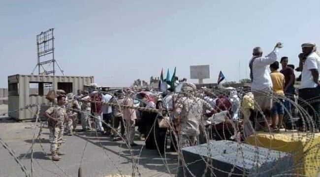 
                     جنود من الانتقالي يحتجون قرب مقر التحالف غربي عدن لليوم الثاني مطالبين بصرف المرتبات