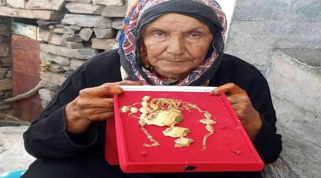 
                     امرأة بيافع تتبرع بمجوهراتها لصالح مشروع شق طريق "باتيس رصُد معربان لبعوس"