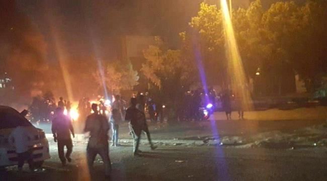 
                     اندلاع احتجاجات ليلية في العاصمة عدن جراء ارتفاع أسعار الوقود وتدهور الوضع المعيشي - شاهد