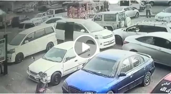 
                     فيديو .. مسلحون مجهولون يخطفون مواطن في جولة كالتكس بالعاصمة عدن - شاهد 