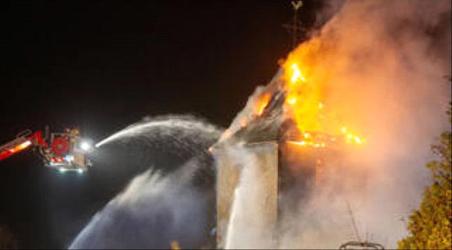 بسبب شمعة.. حريق هائل يلتهم  كنيسة في رومانيا ...